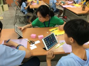 香港學生體驗平板教學